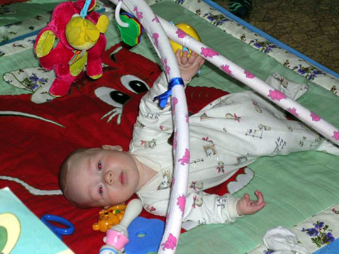 Фото малыша на самодельном коврике